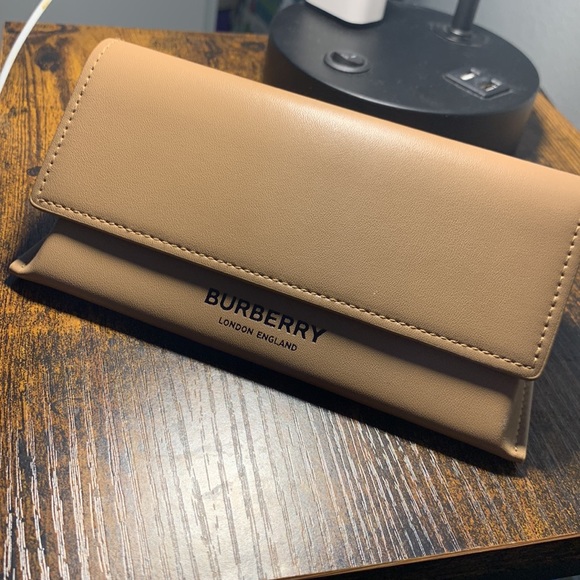 Burberry Sunnies - Picture 5 of 7